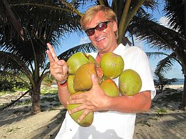 Meissner, Sven, mit Früchten am Karibik Strand