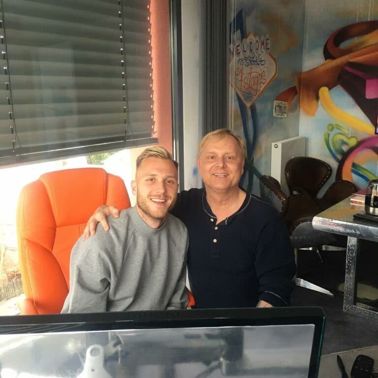 Uwe Rieder mit seinem Sohn, Profifußballer, auf dem Sofa zu Hause