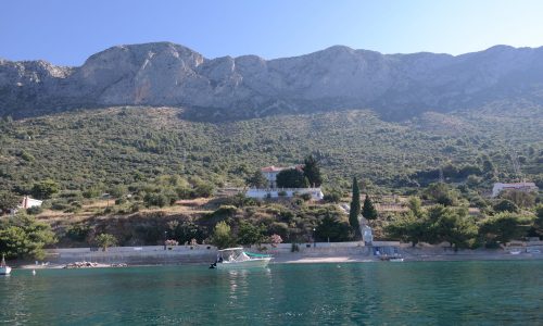 07-Villa Gomila vom Meer mit Bergen-FB Miosic Marko, Pension Villa Gomila an der Adria in Brist Kroatien, vom Meer vor den Bergen gesehen