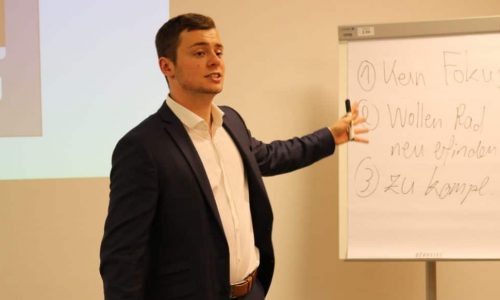 2018-06-15-1a-GriKal-an der FlipChart Grigori Kalinski an der Flipchart