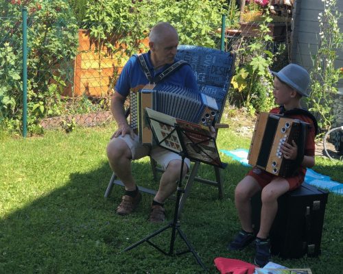 2019-07-22-1a-Helmut-unterrichtet Enkelkind in der Harmonika-FB Tietz, Helmut, unterrichtet Enkel in Harmonika