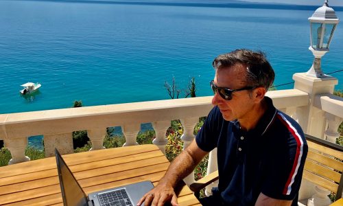 2020-08-27-Marko-Miosic-Laptop auf-Dachterasse-Villa-FB Guru Miosic Marko am Laptop auf der Dachterasse Villa Gomila, Brist, Kroatien