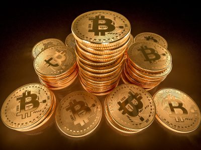 kupferne Bitcoin Münzen mit geriffeltem Rand in vielen Stapeln verschiedener Höhe