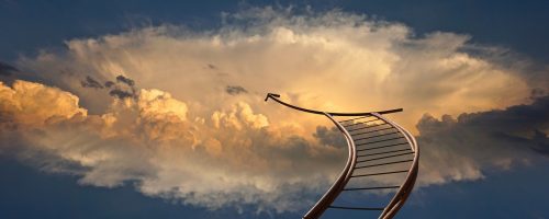 Querbild, Die in sonnige Wolken führende Himmelsleiter wie ein Bahngleis zeigt den Weg aus Krisen in neue Chancen und eine bessere Zukunft, krisen-chancen