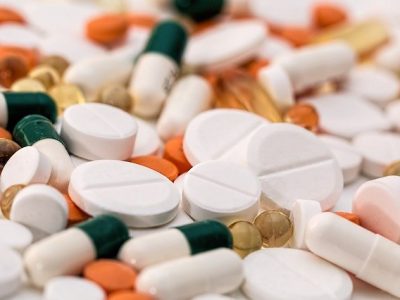 Apotheke Corona Tabletten großes Bild mit vielen verschiedenen Tabletten aus der Apotheke Corona