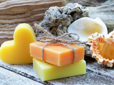 Seife Waschtisch Sauberkeit großes Bild mit mehreren Seifen, Schwamm mit Lappen und Muschel, Sauberkeit als Grundlage